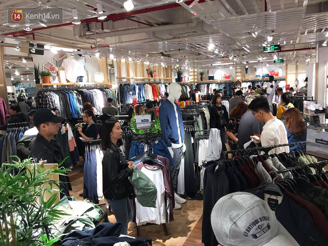 Zara Sài Gòn và Hà Nội đông nghịt, dân tình xếp hàng dài ngay ngày đầu tiên giảm giá